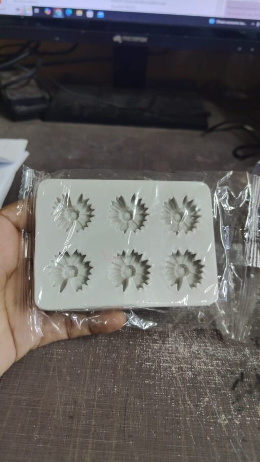 Vedini 6 Cavity Assorted Daisy Silicone Mold CMF-123 - Image 2